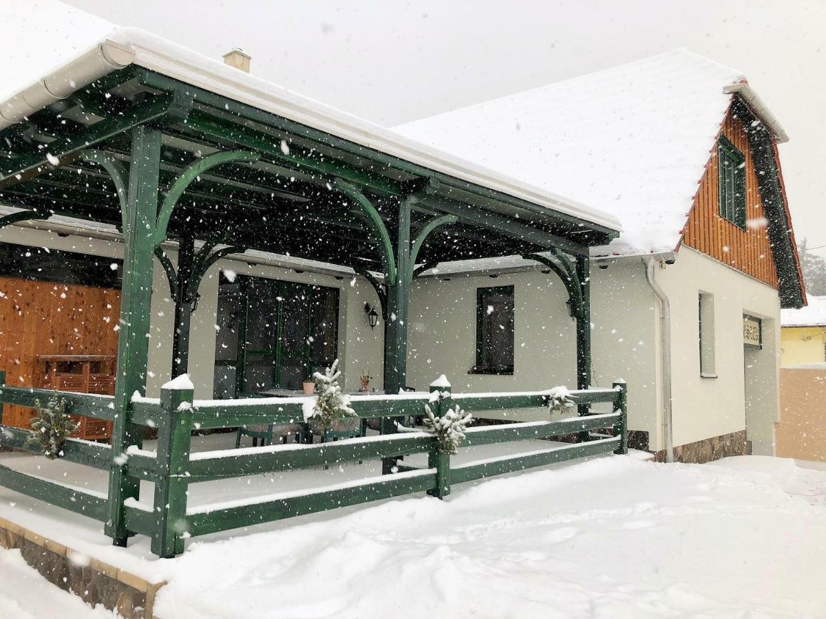 Sasfeszek Vendeghaz Hotel Zirc Eksteriør billede